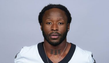 Kamara restructuring contract, set to return for 10th Saints season
