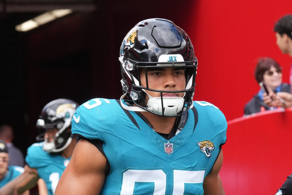 Jaguars Extend TE Brenton Strange