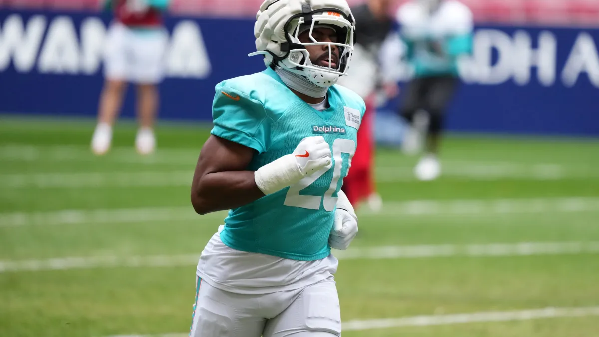 NFL coach compares Dolphins' Jordyn Brooks to a 5x All-Pro LB in his prime image
