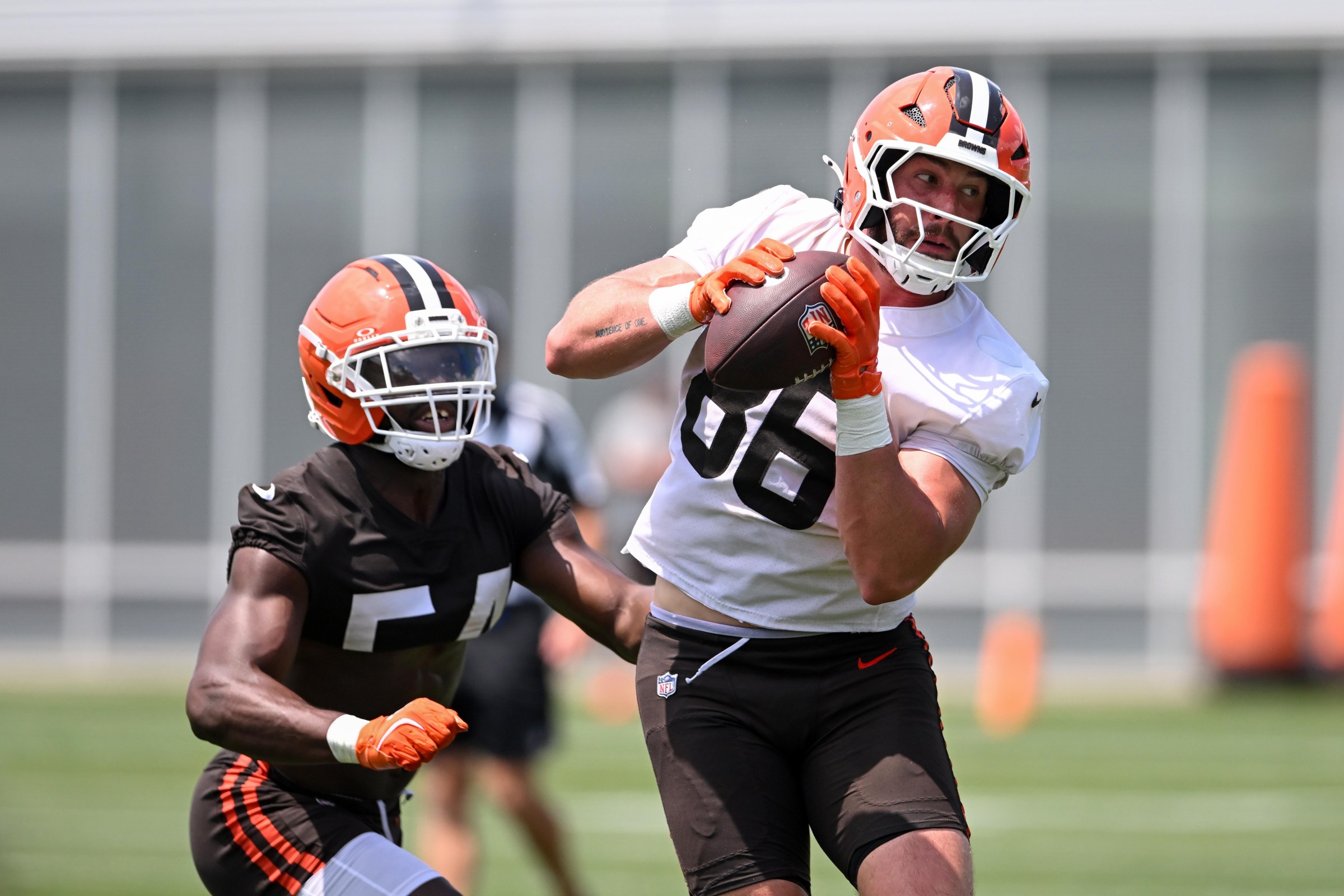 BEREA, OHIO - JUNE 10: Blake Whiteheart #86 of the Cleveland Browns catches a pass against Edefuan Ulofoshio #54 during the Cleveland Browns Mandatory Minicamp at CrossCountry Mortgage Campus on June 10, 2026 in Berea, Ohio. (Photo by Nick Cammett/Getty Images)