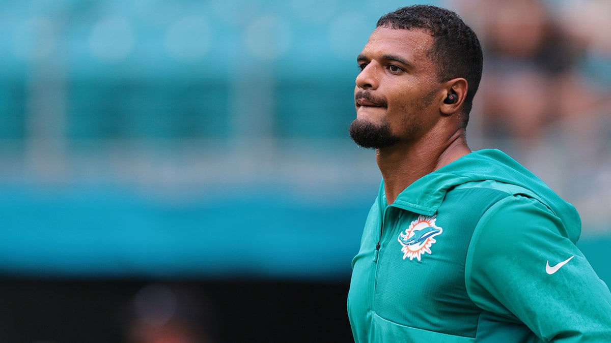 Minkah Fitzpatrick warms up