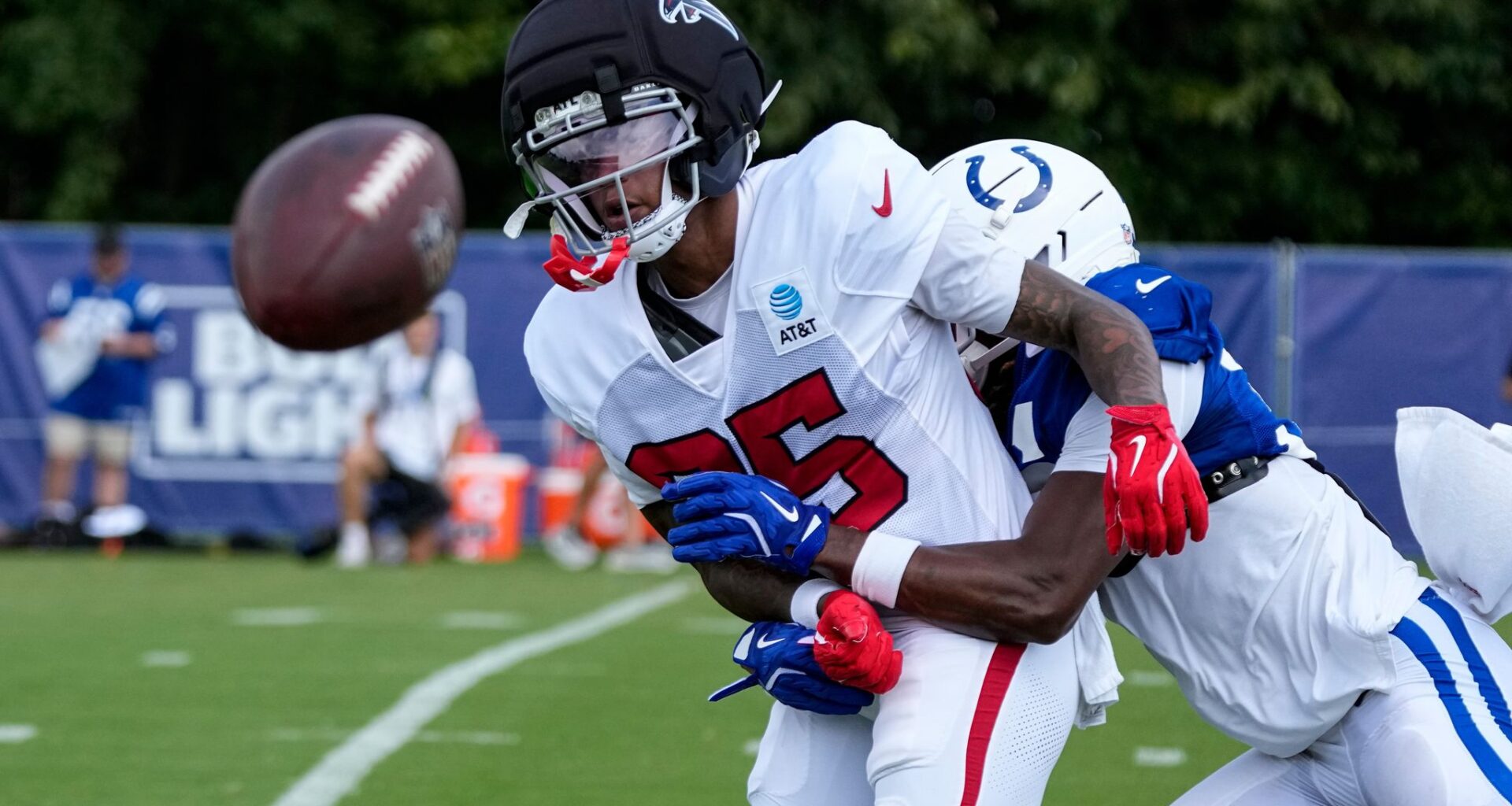 Colts' Keenan Allen and Falcons' Za'Darius Smith sit out the teams' first joint practice
