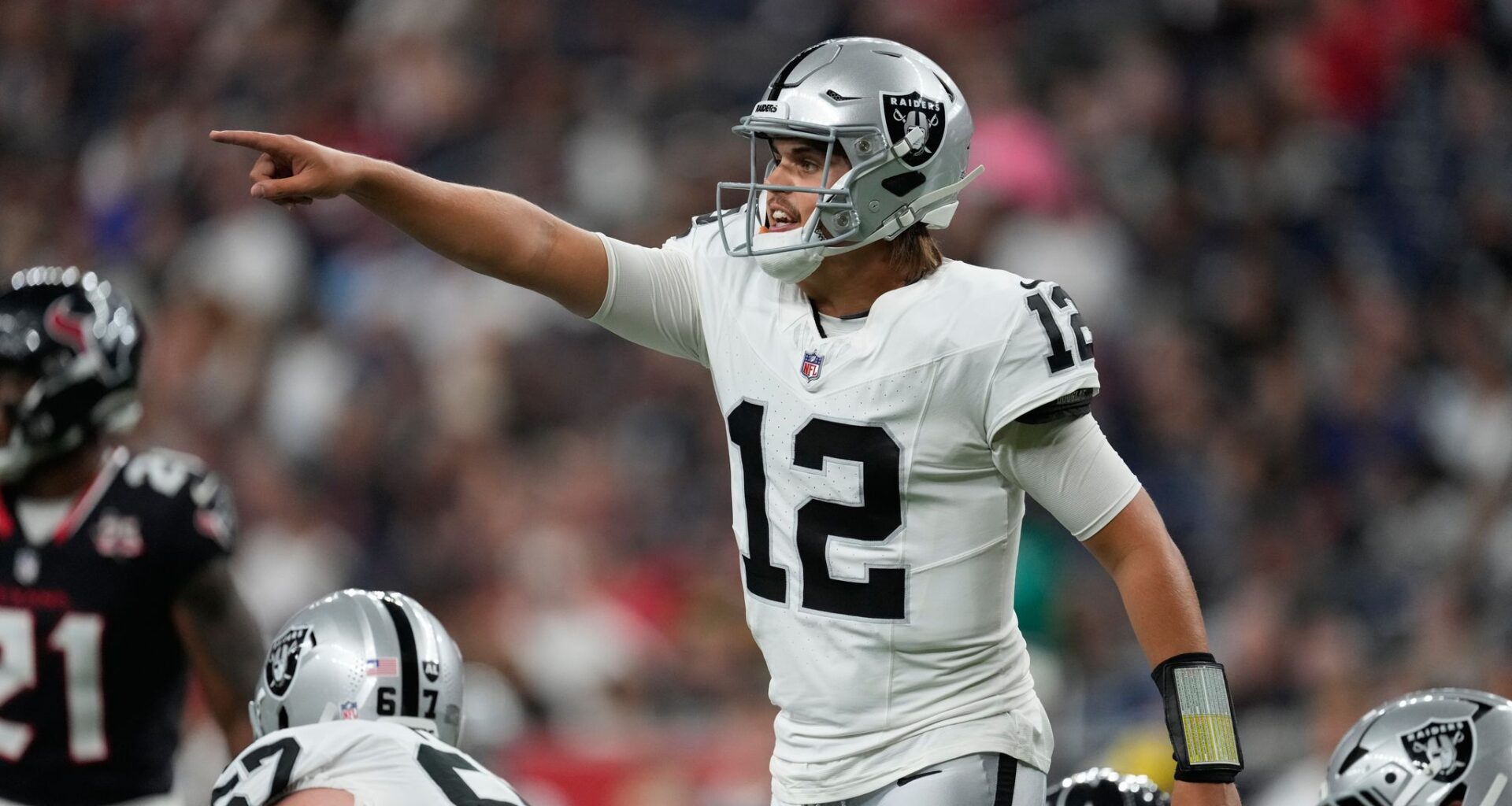 Fernando Mendoza has plenty of experience to rely on in Raiders quarterbacks room