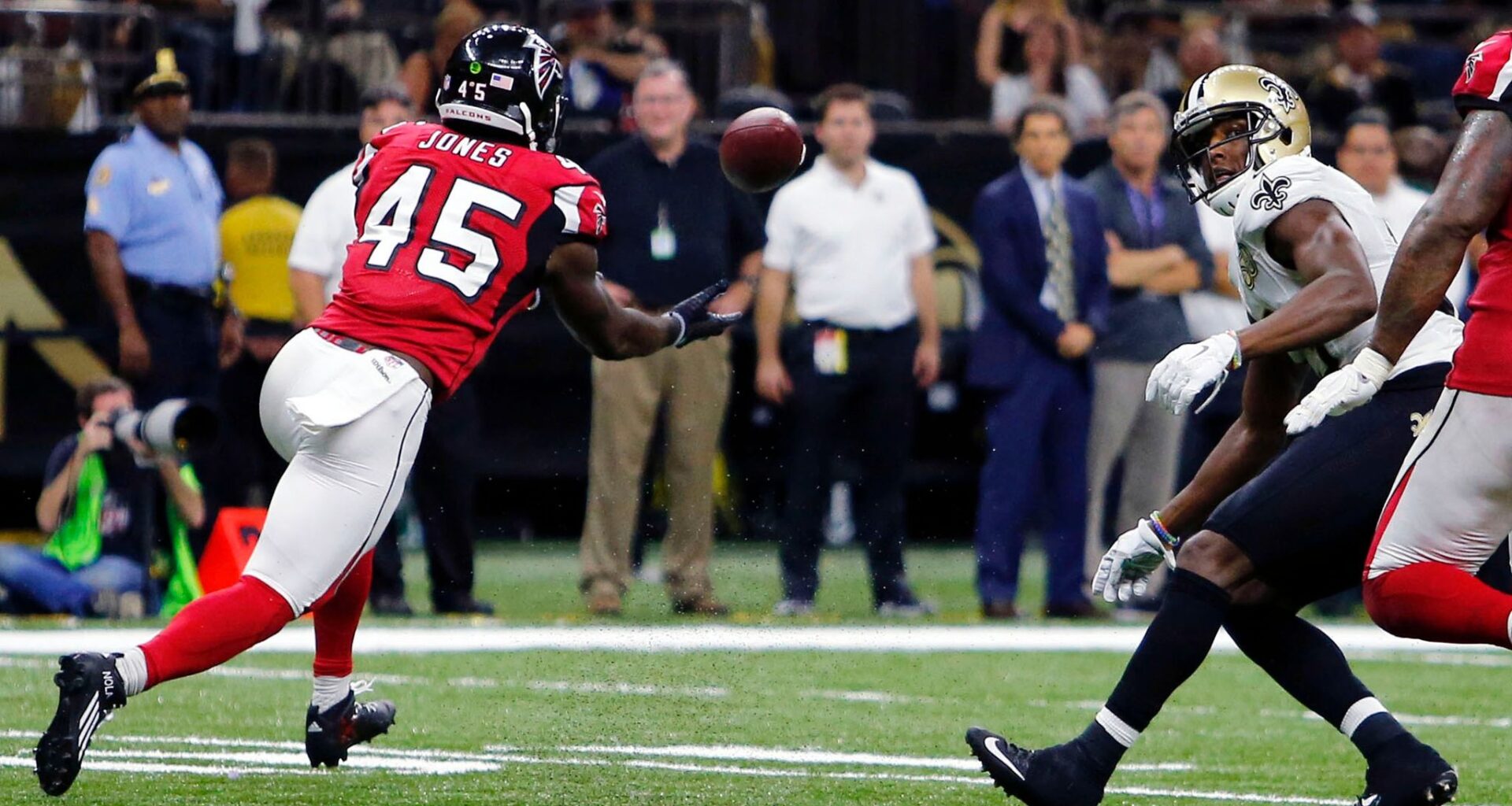 The 49ers acquire LB Deion Jones from the Saints for RB Zamir White, AP source says