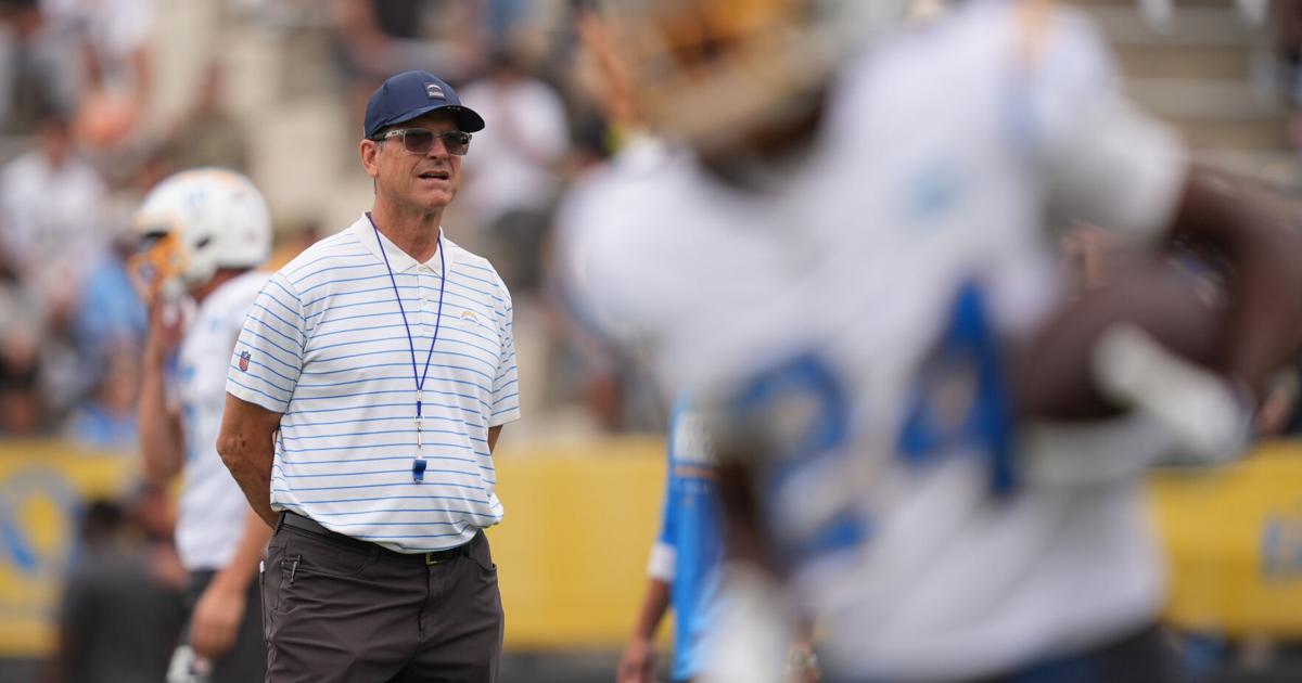Harbaugh's Chargers honor late Billy Ray Smith before practicing in San Diego | National Sports