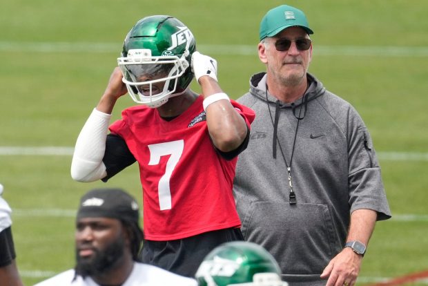 New York Jets quarterback Geno Smith, top left, and offensive coordinator Frank Reich, top right, participate during an NFL football practice in Florham Park, N.J., Wednesday, June 10, 2026. 