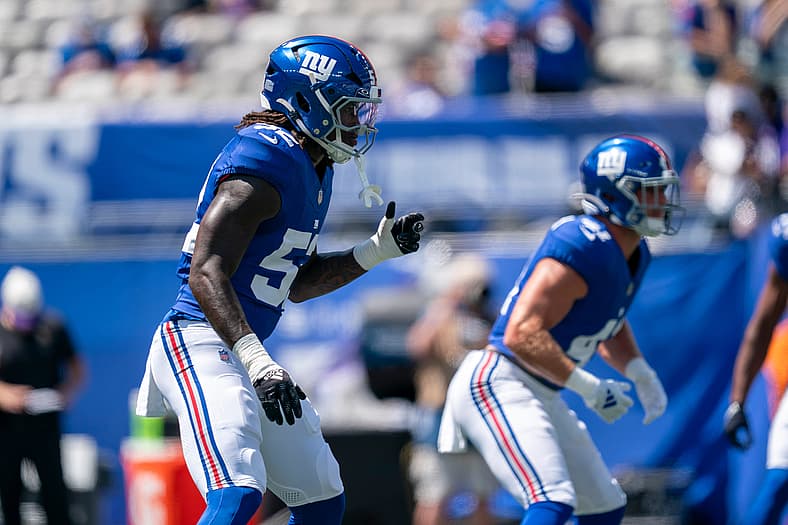 New York Giants line backer Arvell Reese (52) warms up during a preseason opening game between the New York Giants and Minnesota