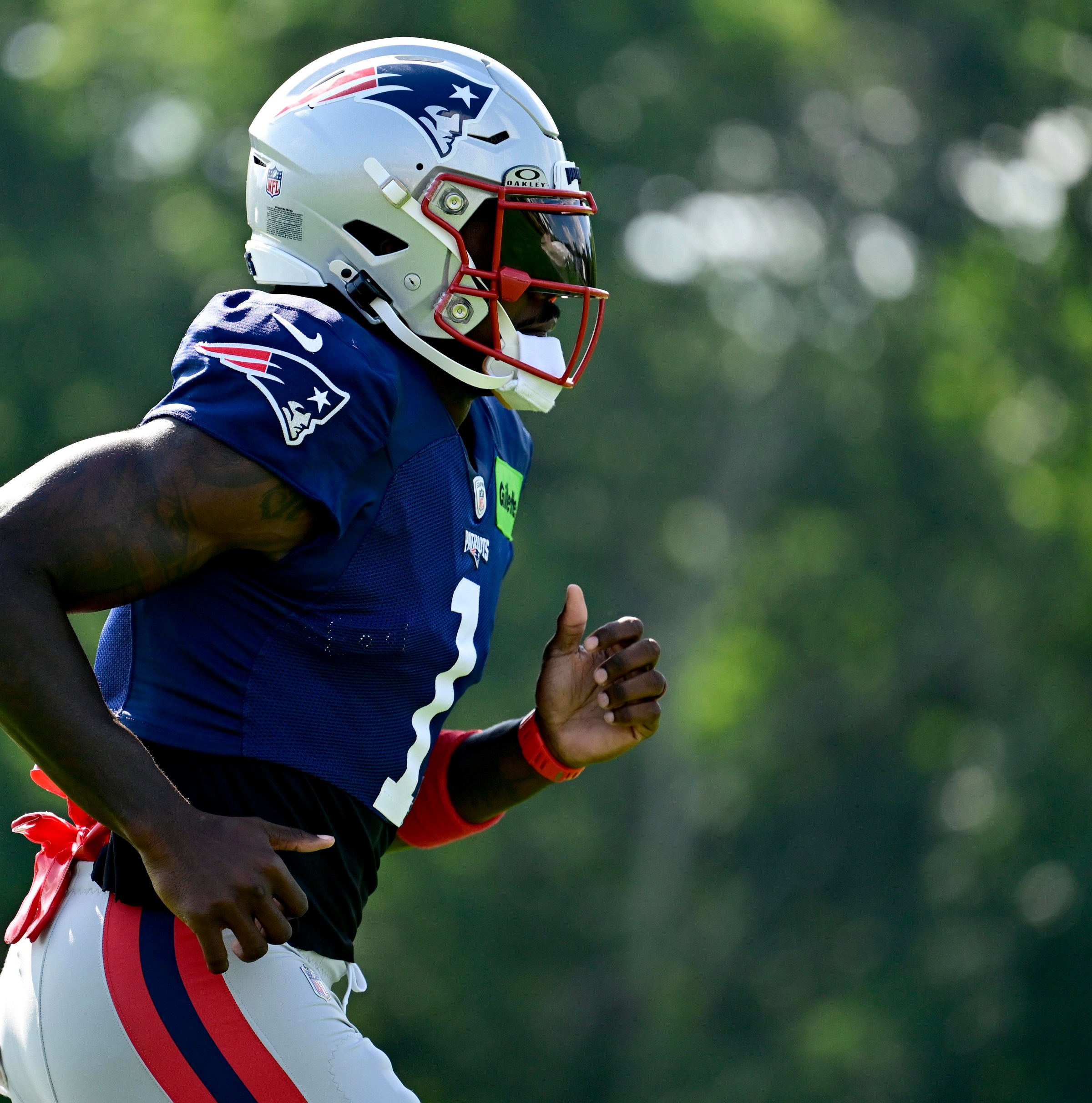 A.J. Brown focused on Patriots amid heartfelt reunion with former Eagles teammates