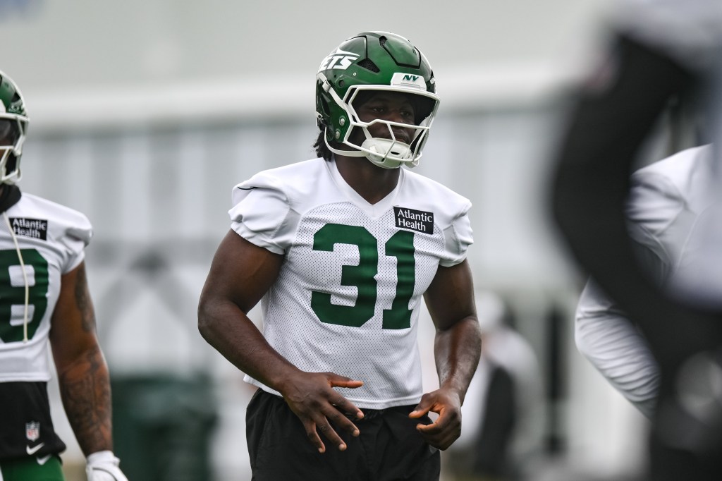 New York Jets edge David Bailey (31) warms up during training camp.
