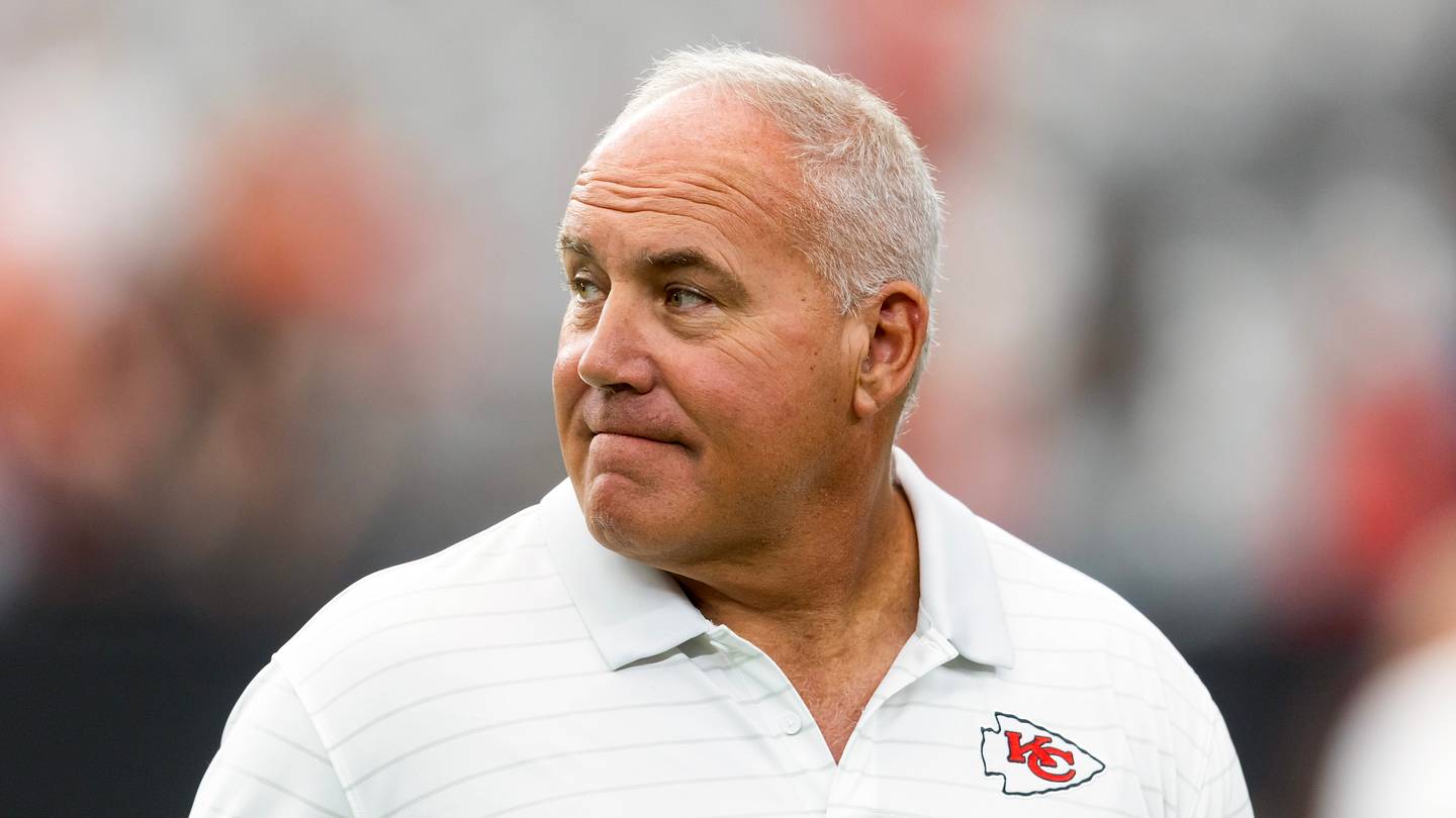 Aug 9, 2025; Glendale, Arizona, USA; Kansas City Chiefs special teams coordinator Dave Toub against the Arizona Cardinals during a preseason NFL game at State Farm Stadium. Mandatory Credit: Mark J. Rebilas-Imagn Images
