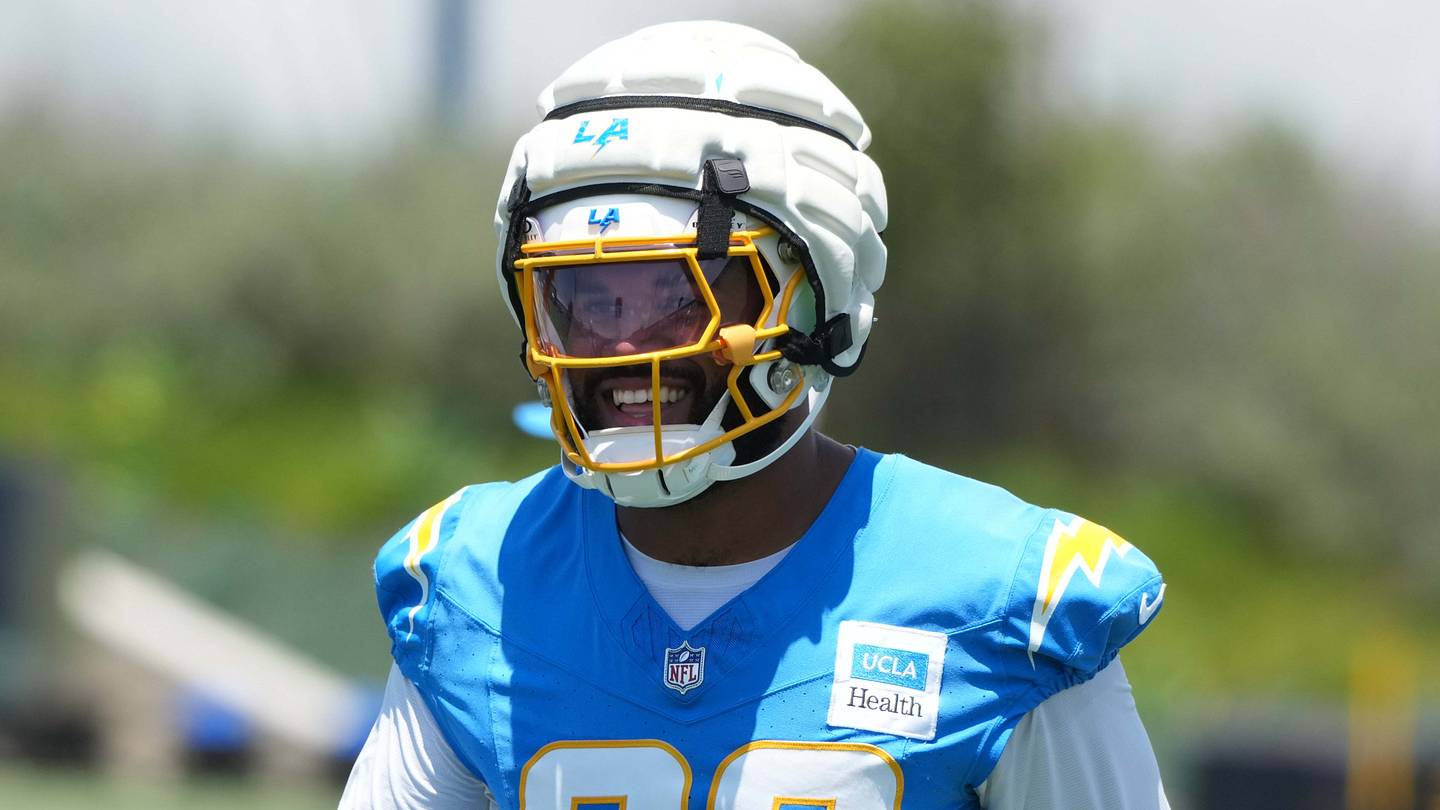 Chargers rookie safety Genesis Smith