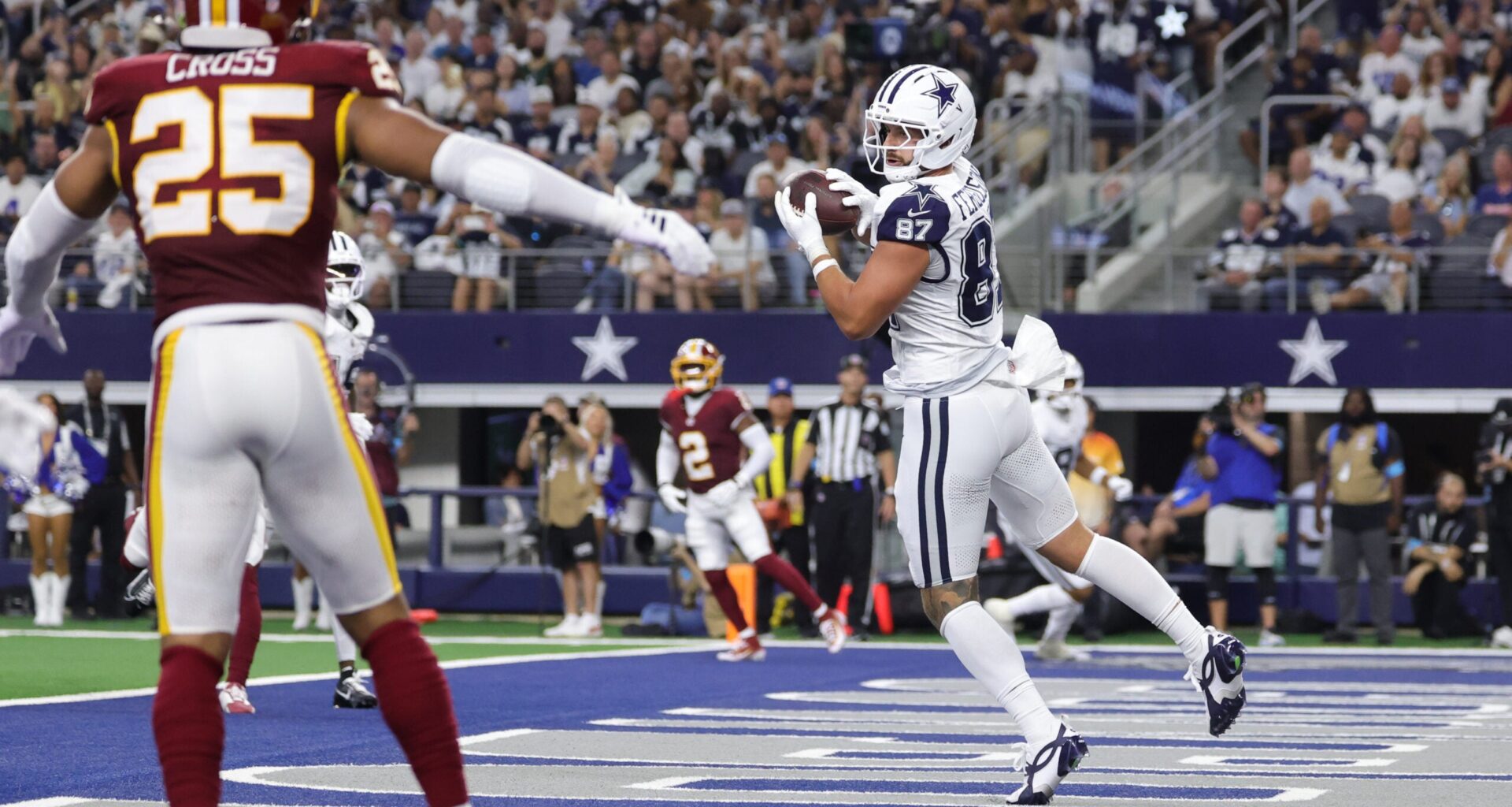 Sep 20, 2026; Arlington, Texas, USA; Dallas Cowboys tight end Jake Ferguson (87) catches a ten-yard touchdown pass thrown by quarterback Dak Prescott (not pictured) against the Washington Commanders during the first half at AT&T Stadium.