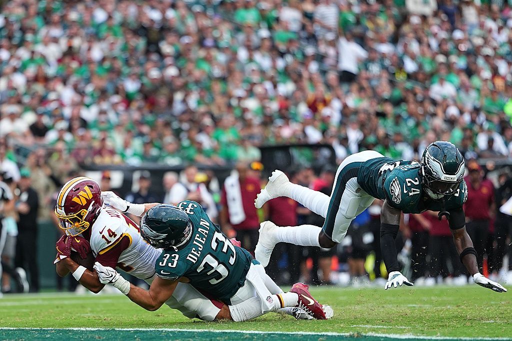 Eagles’ Jalen Carter upgraded, but wearing a cast