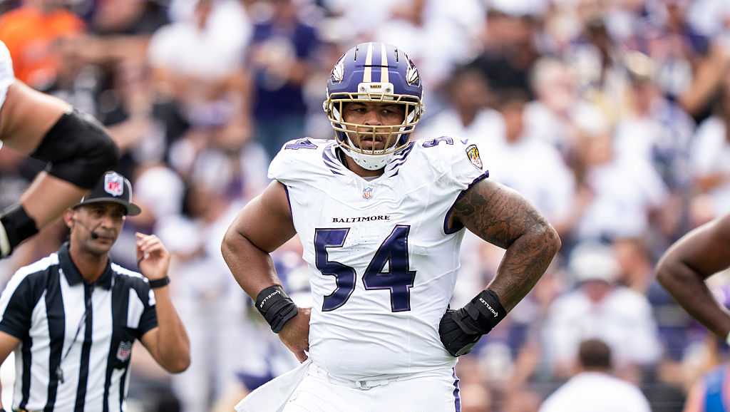 Ravens center Gwyn to miss several months with broken fibula