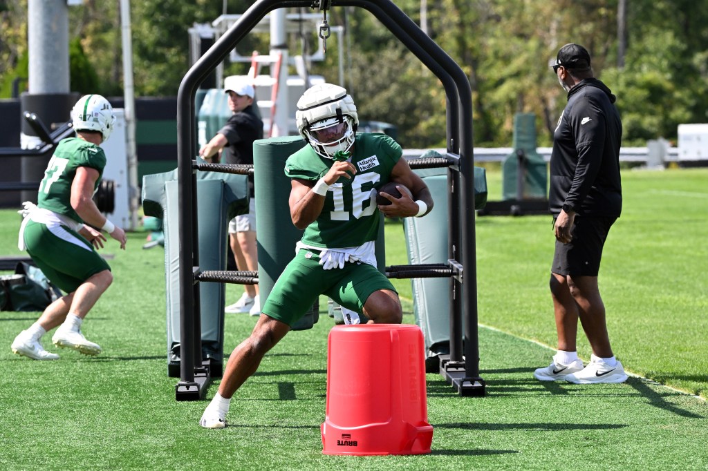 Jets tight end Kenyon Sadiq (16) runs a drill during practice in Florham Park, N.J.