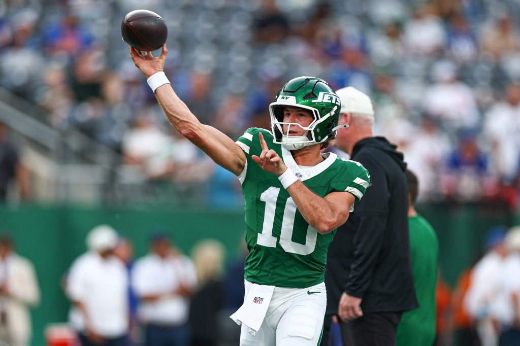 New York Jets quarterback Cade Klubnik warms up on the field.