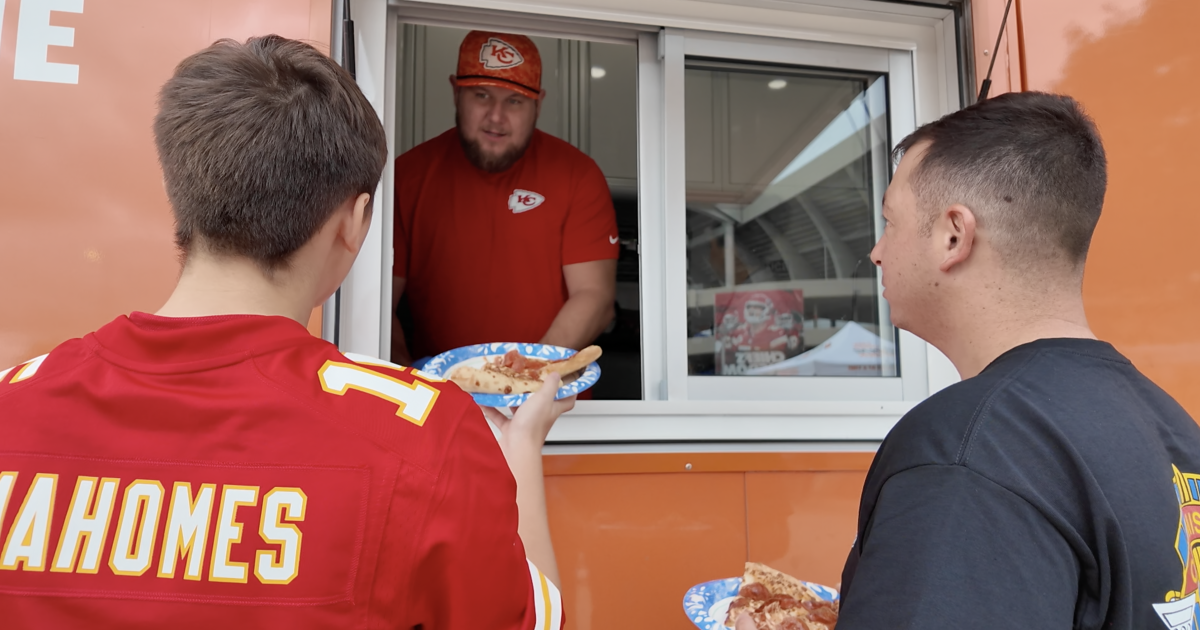 Chiefs All-Pro Creed Humphrey serves pizza to Kansas City-area military families