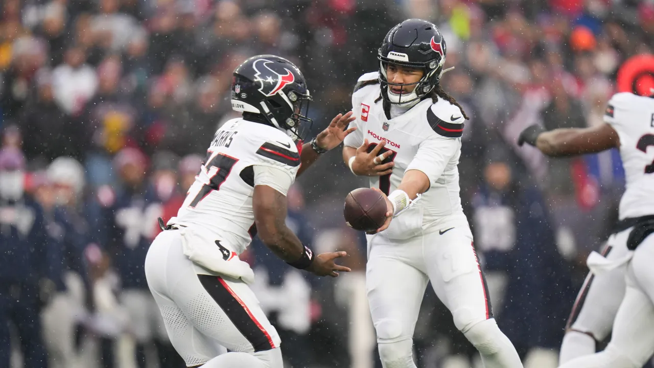2 reasons why Texans might have 'no choice' but to bench David Montgomery image