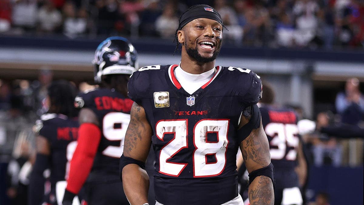 Joe Mixon celebrates after a Houston Texans touchdown at AT&T Stadium.