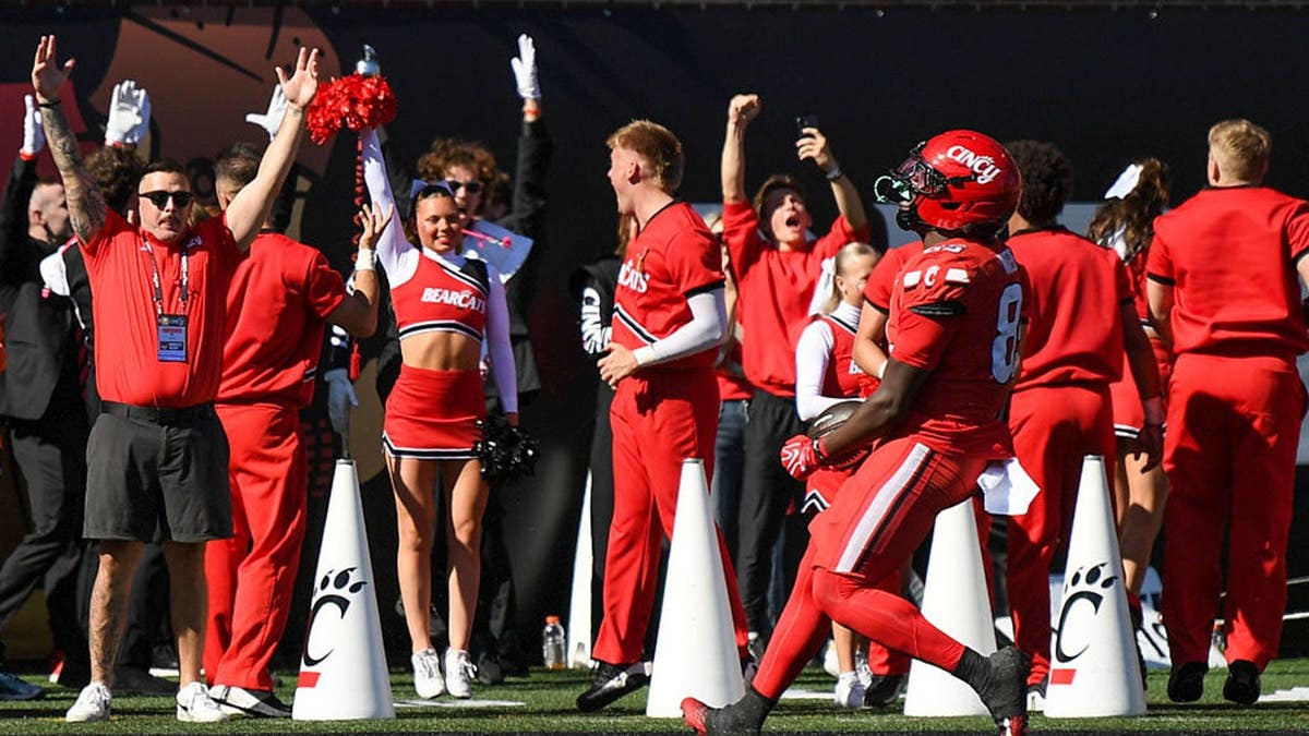 Lyviel Waters scores a touchdown for Cincinnati Bearcats at Nippert Stadium.