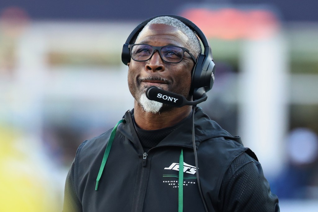 New York Jets head coach Aaron Glenn on the sideline.