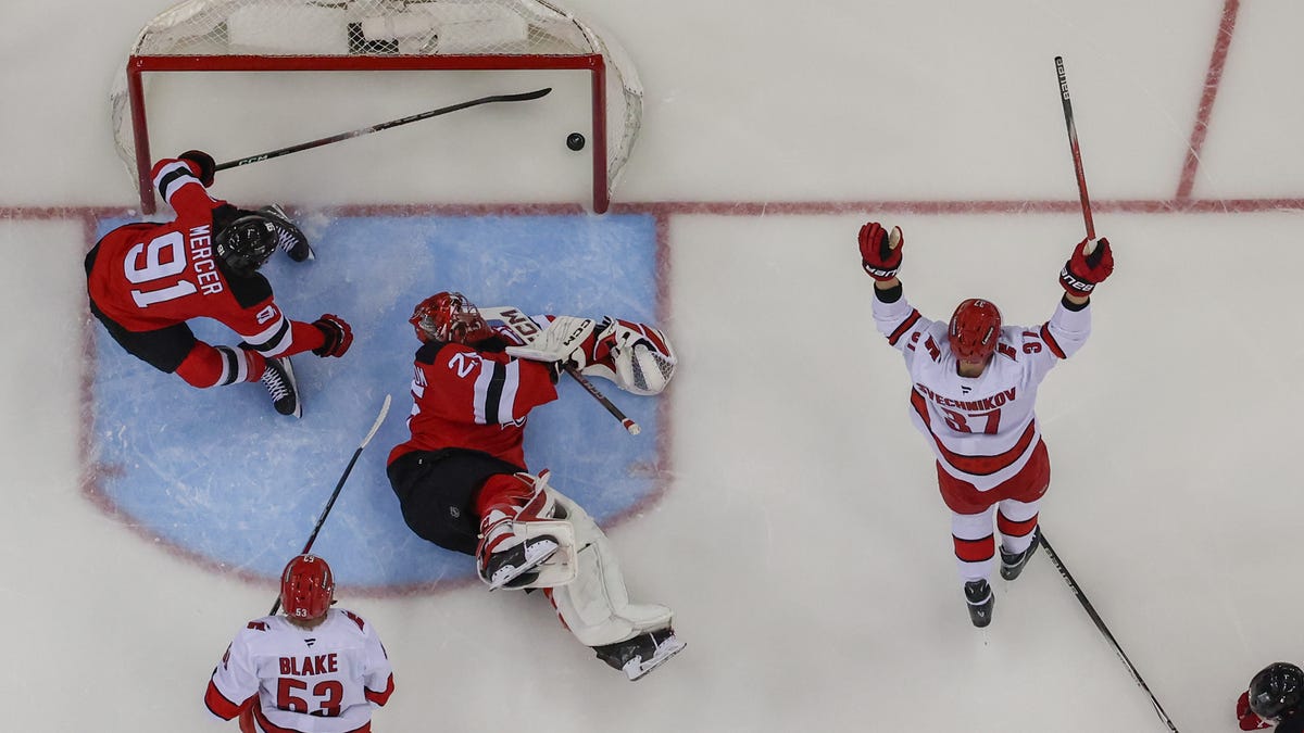 Devils at Hurricanes odds, picks and predictions