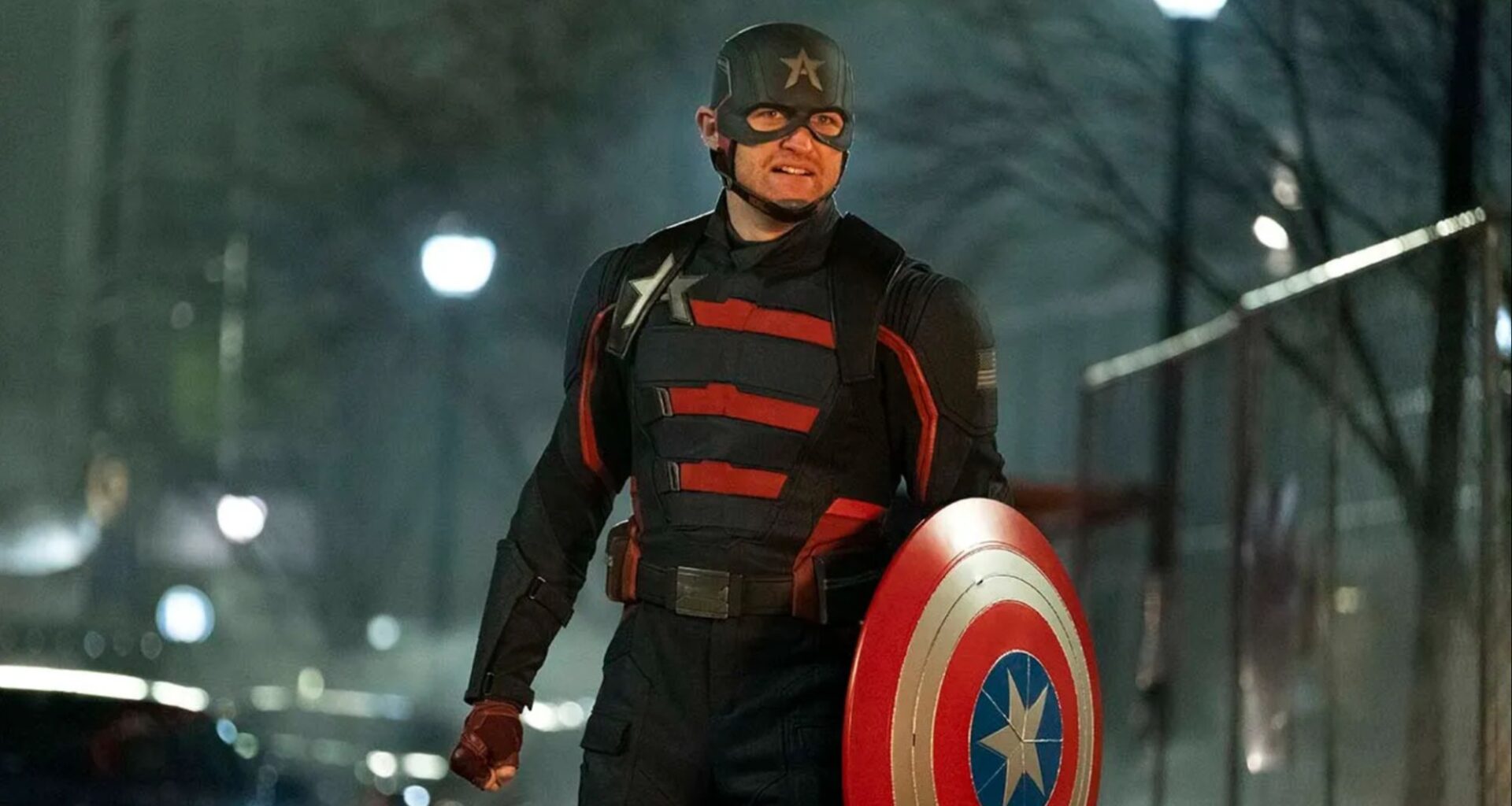 John Walker carrying Captain America's shield in Falcon and the Winter Soldier