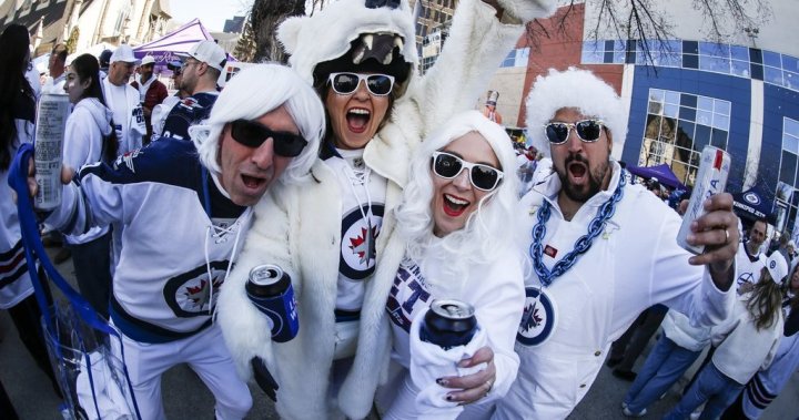 ‘Absolutely bonkers’: Bars, restaurants cash in with Canadian NHL teams in playoffs