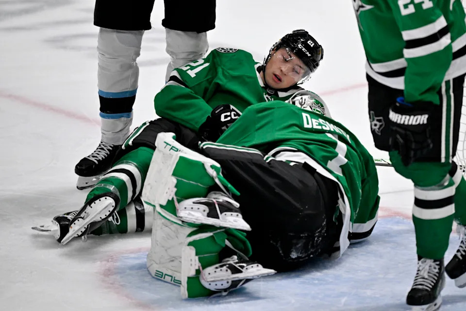 Dallas Stars left wing Jason Robertson (21) collides with goaltender Casey DeSmith (1) at American Airlines Center.Jerome Miron-Imagn Images