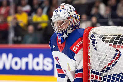 Boston Bruins' Jeremy Swayman turns chef for girlfriend Alessandra's family pizza night