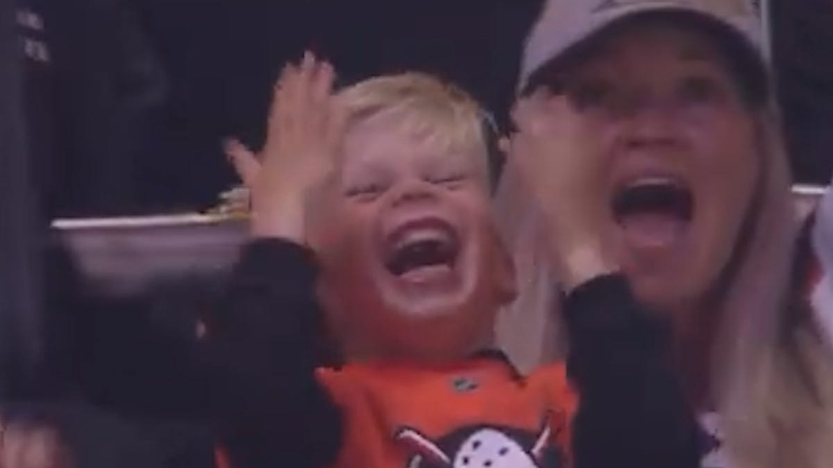 Watch this 4-year-old fan rally the Anaheim Ducks to victory!