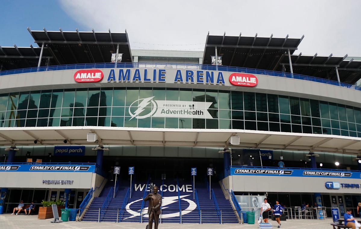 Lightning sign defenseman to one-year deal