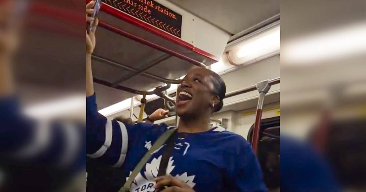Toronto Maple Leafs anthem singer serenaded by fans on TTC