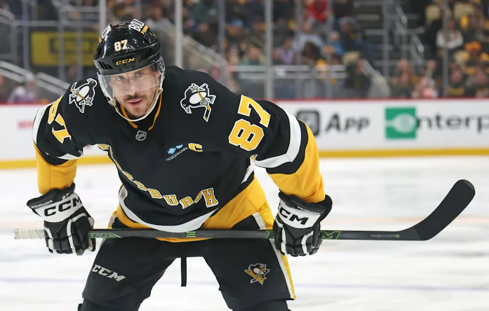 Pittsburgh Penguins center Sidney Crosby (87) prepares to take a face-off against the Chicago Blackhawks during the third period at PPG Paints Arena.Charles LeClaire-Imagn Images