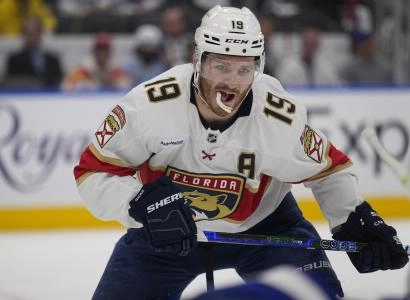 May 14, 2025; Toronto, Ontario, CAN; Florida Panthers forward Matthew Tkachuk (19) breaks on a face off against the Toronto Maple Leafs during the second period of game five of the second round of the 2025 Stanley Cup Playoffs at Scotiabank Arena. May 14, 2025; Toronto, Ontario, CAN; Florida Panthers forward Matthew Tkachuk (19) breaks on a face off against the Toronto Maple Leafs during the second period of game five of the second round of the 2025 Stanley Cup Playoffs at Scotiabank Arena.