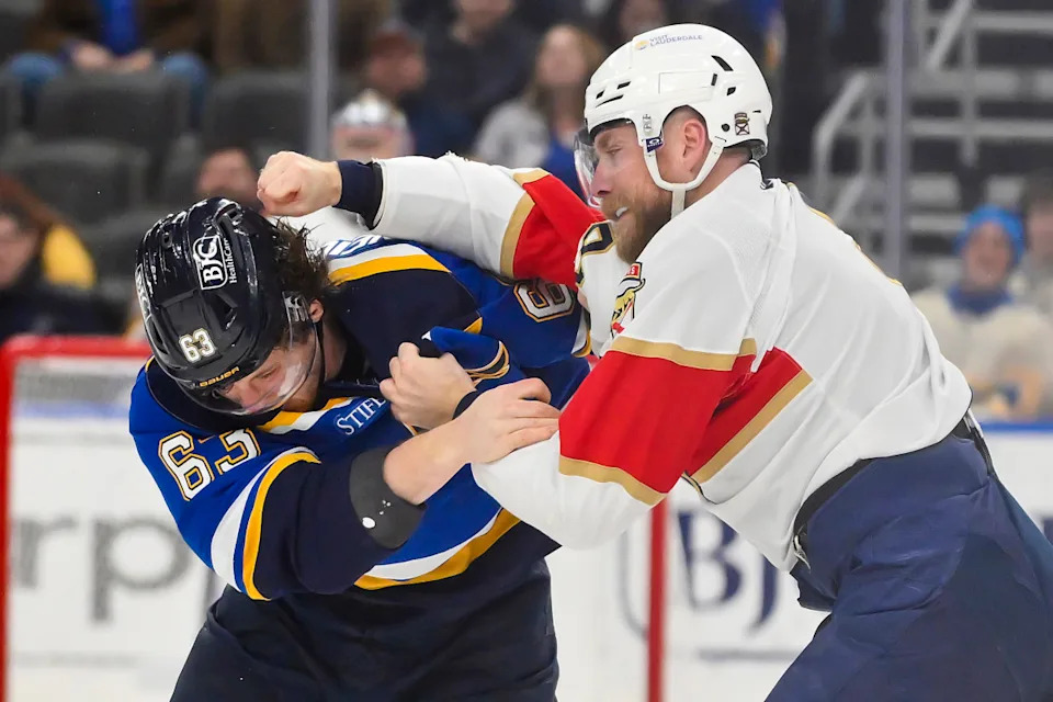 Florida Panthers center Sam Bennett (9) and St. Louis Blues left wing Jake Neighbours (63) fight during the first period at Enterprise Center.Jeff Curry-Imagn Images