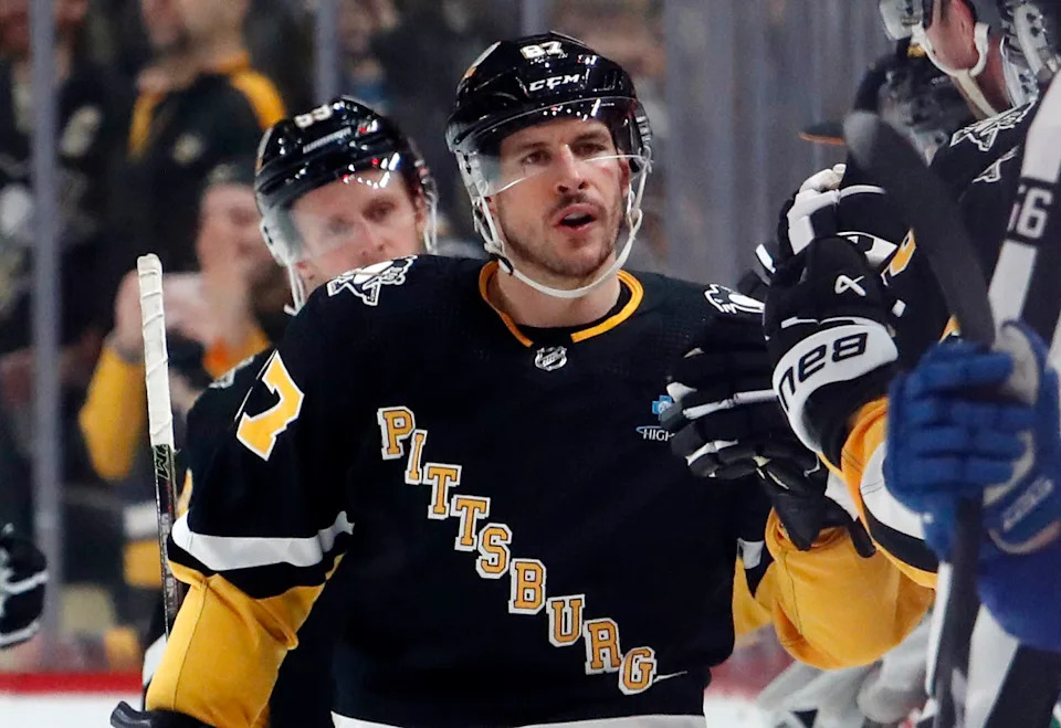 Pittsburgh Penguins center Sidney Crosby (87) celebrates with the Pens bench after scoring a power play goal at PPG Paints Arena.Charles LeClaire-Imagn Images