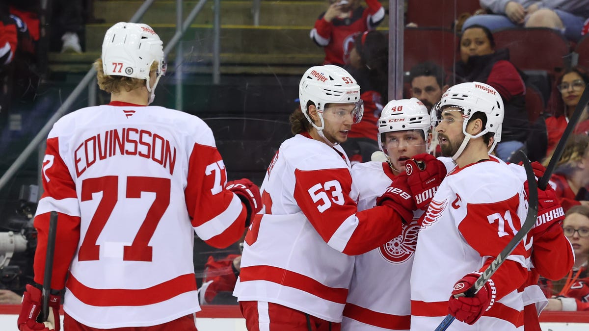 Dylan Larkin nets No. 30 in win vs Devils