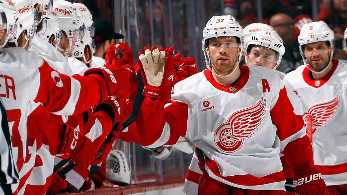 Red Wings continue late-season surge, defeat Devils