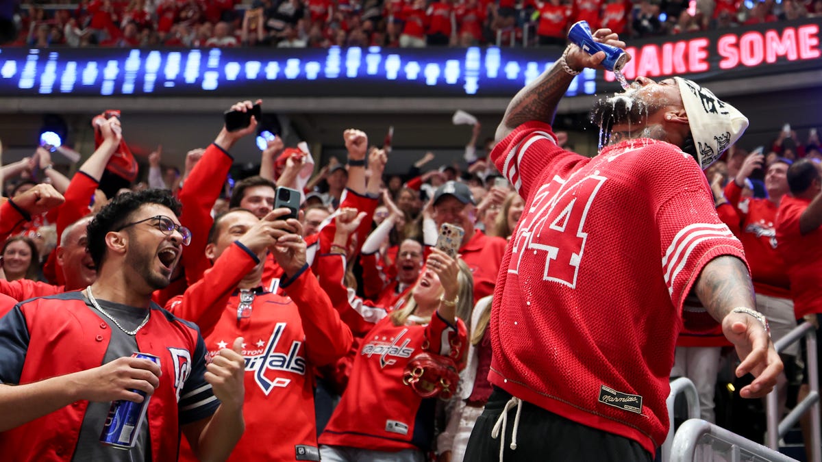 Commanders LB Frankie Luvu cheers on Capitals in NHL playoffs