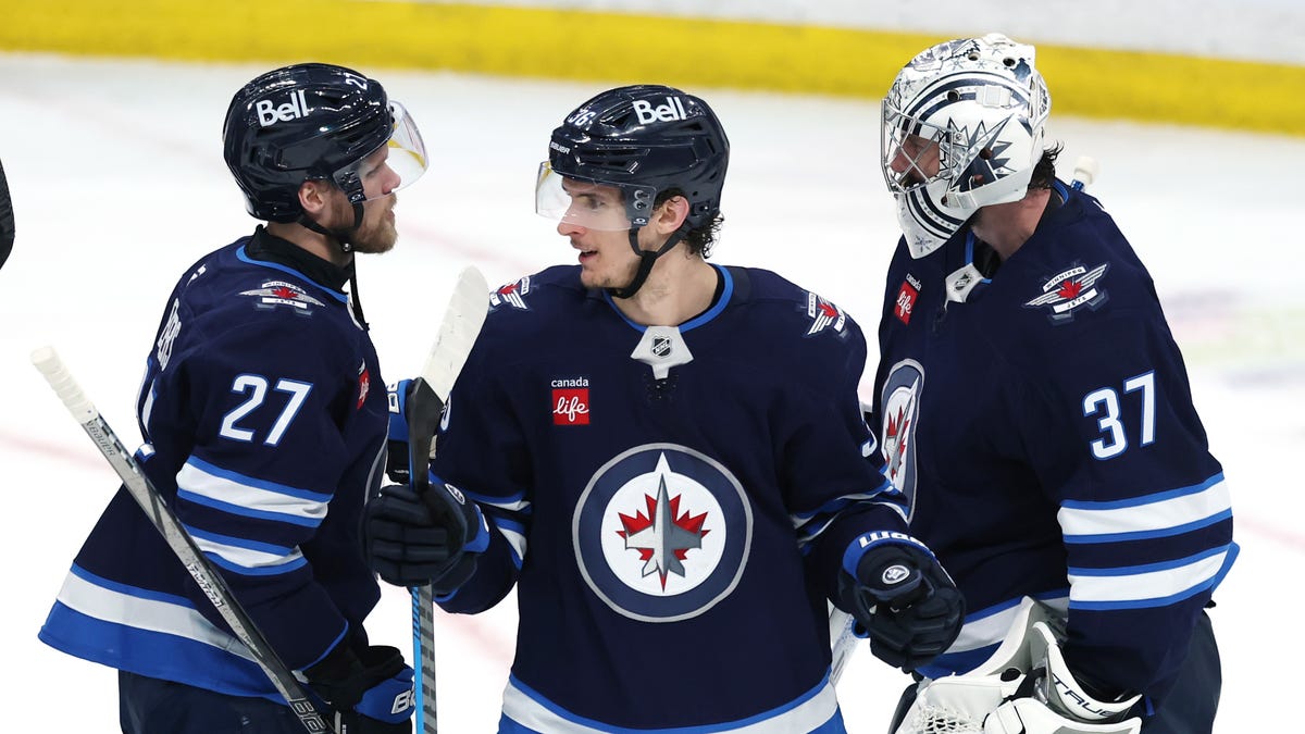 Jets' Connor Hellebuyck shuts out Stars to tie series