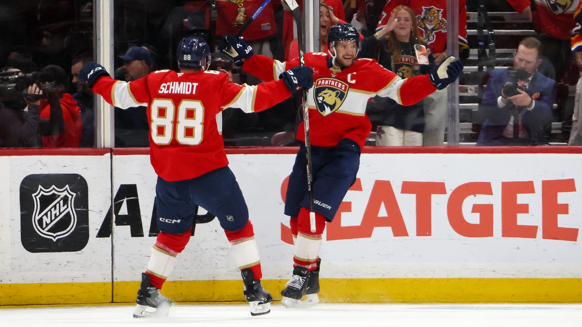 Panthers score 5 in the 3rd period, move a win away from Cup final