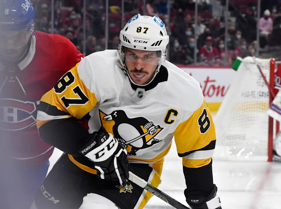 Pittsburgh Penguins forward Sidney Crosby (87) tracks the puck against the Montreal Canadiens at the Bell Centre.Eric Bolte-Imagn Images