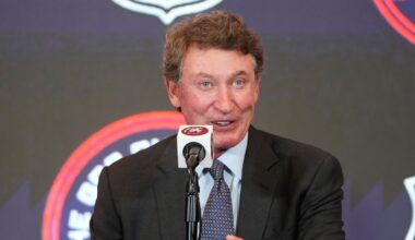 Wayne Gretzky stops by Dallas Stars locker room to congratulate team on WCF berth