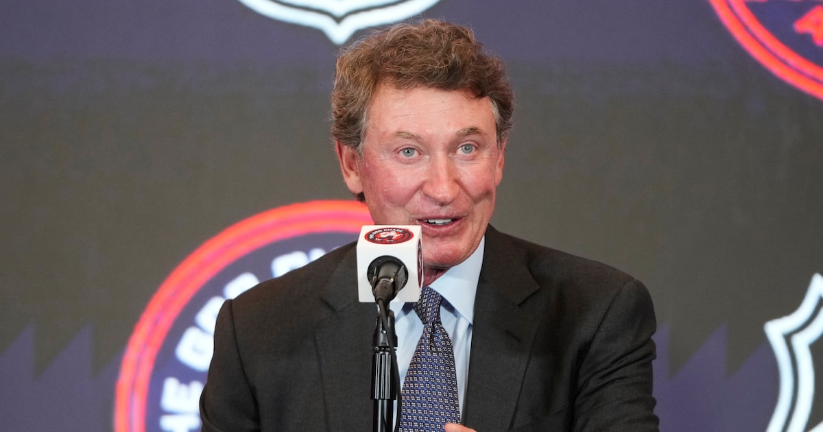 Wayne Gretzky stops by Dallas Stars locker room to congratulate team on WCF berth