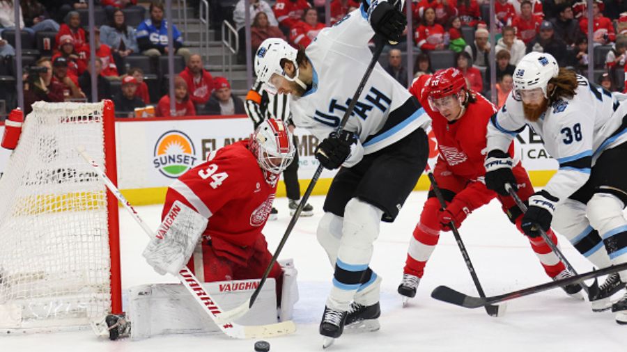 Kevin Stenlund #82 of the Utah Mammoth...