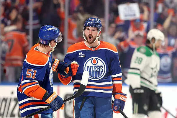 Edmonton Oilers celebrates with teammates after scoring a goal (Credit: Getty Image) Edmonton Oilers celebrates with teammates after scoring a goal