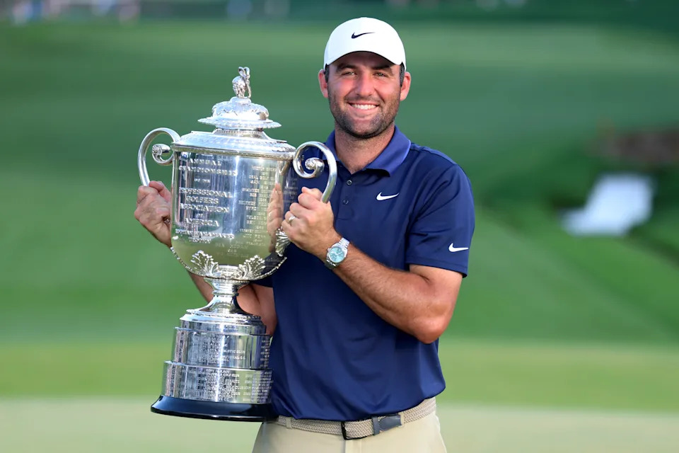 Scheffler with the Wanamaker Trophy. (David Cannon/Getty Images)