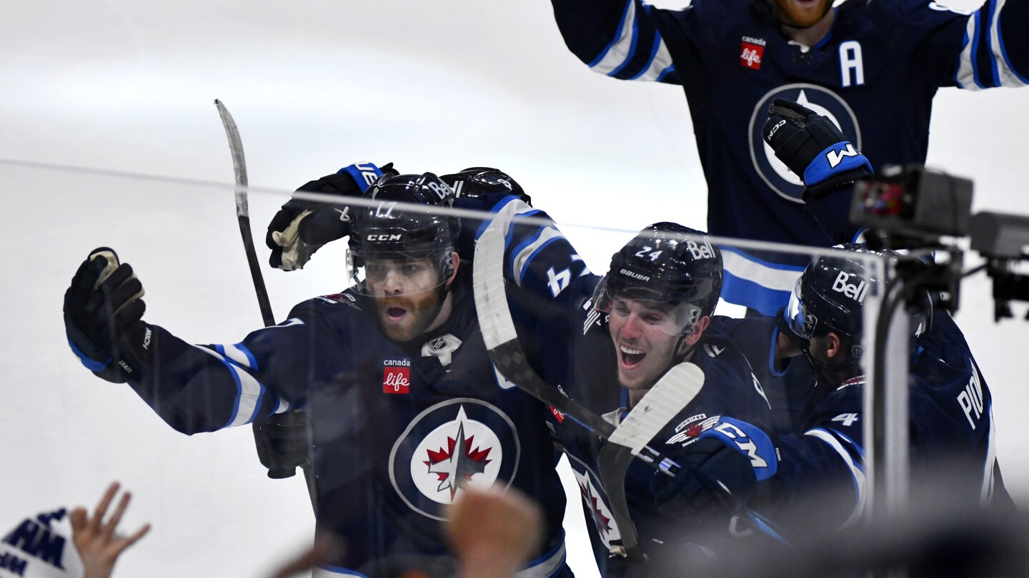 Lowry scores late in 2OT to rally Jets to 4-3 win over Blues in Game 7 to advance to 2nd round