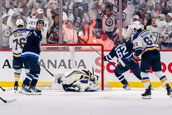 Winnipeg Jets scores a goal against the St. Louis Blues